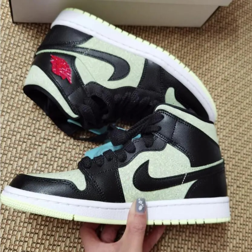 Giày Nike Wmns Air Jordan 1 Mid SE 'Black Barely Volt' CV5276-003 — ảnh 2
