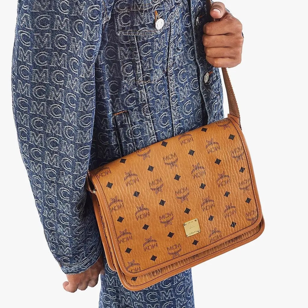 Túi MCM Small Klassik Messenger Bag In Visetos Cognac MMMAAKC03CO001 — ảnh 5