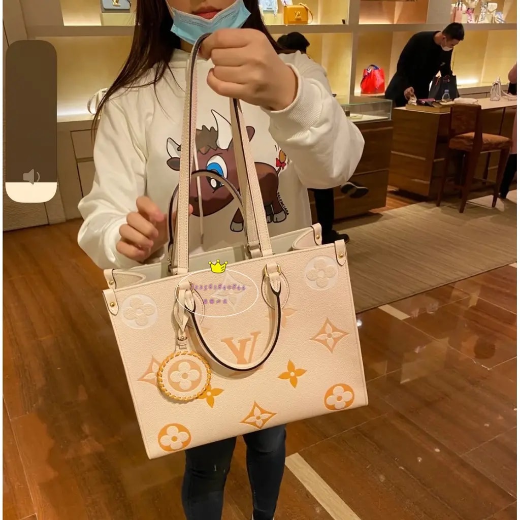 Túi Louis Vuitton OnTheGo MM Monogram Empreinte Leather M45717 — ảnh 2