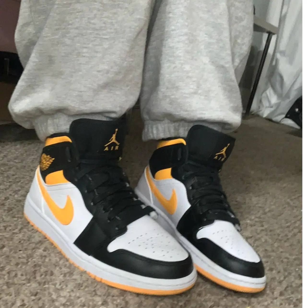 Giày Nike Air Jordan 1 Mid 'Laser Orange Black' CV5276-107 — ảnh 3