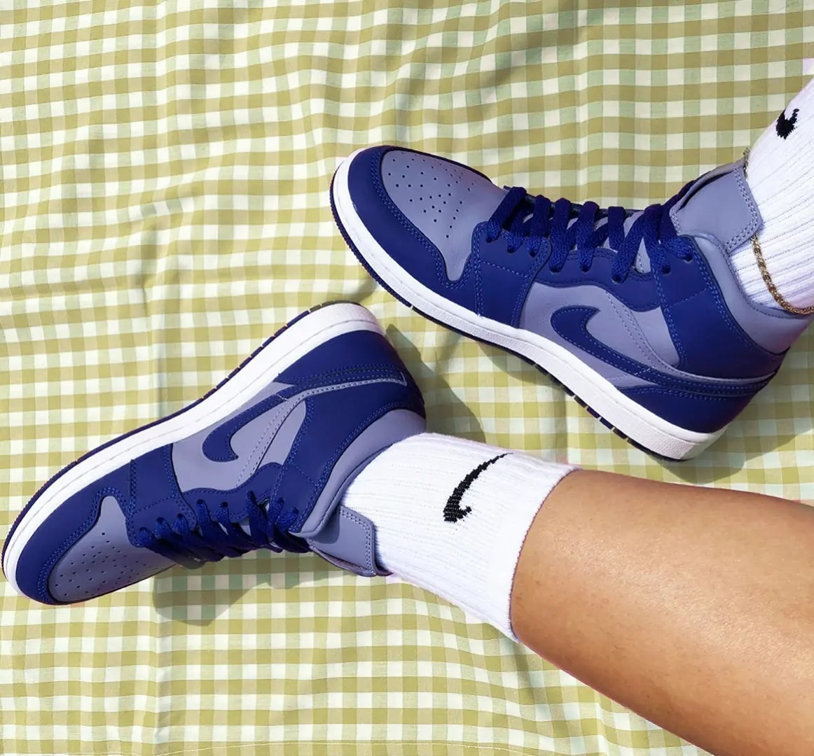 Giày Nike Air Jordan 1 Mid 'Appears In Georgetown Colors' DH7821-500 — ảnh 2