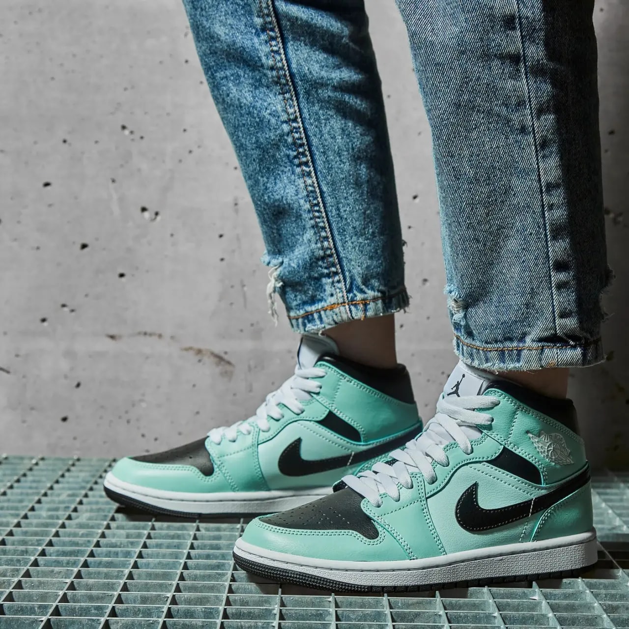 Giày Nike Wmns Air Jordan 1 Mid 'Aqua Black' BQ6472-300 — ảnh 3