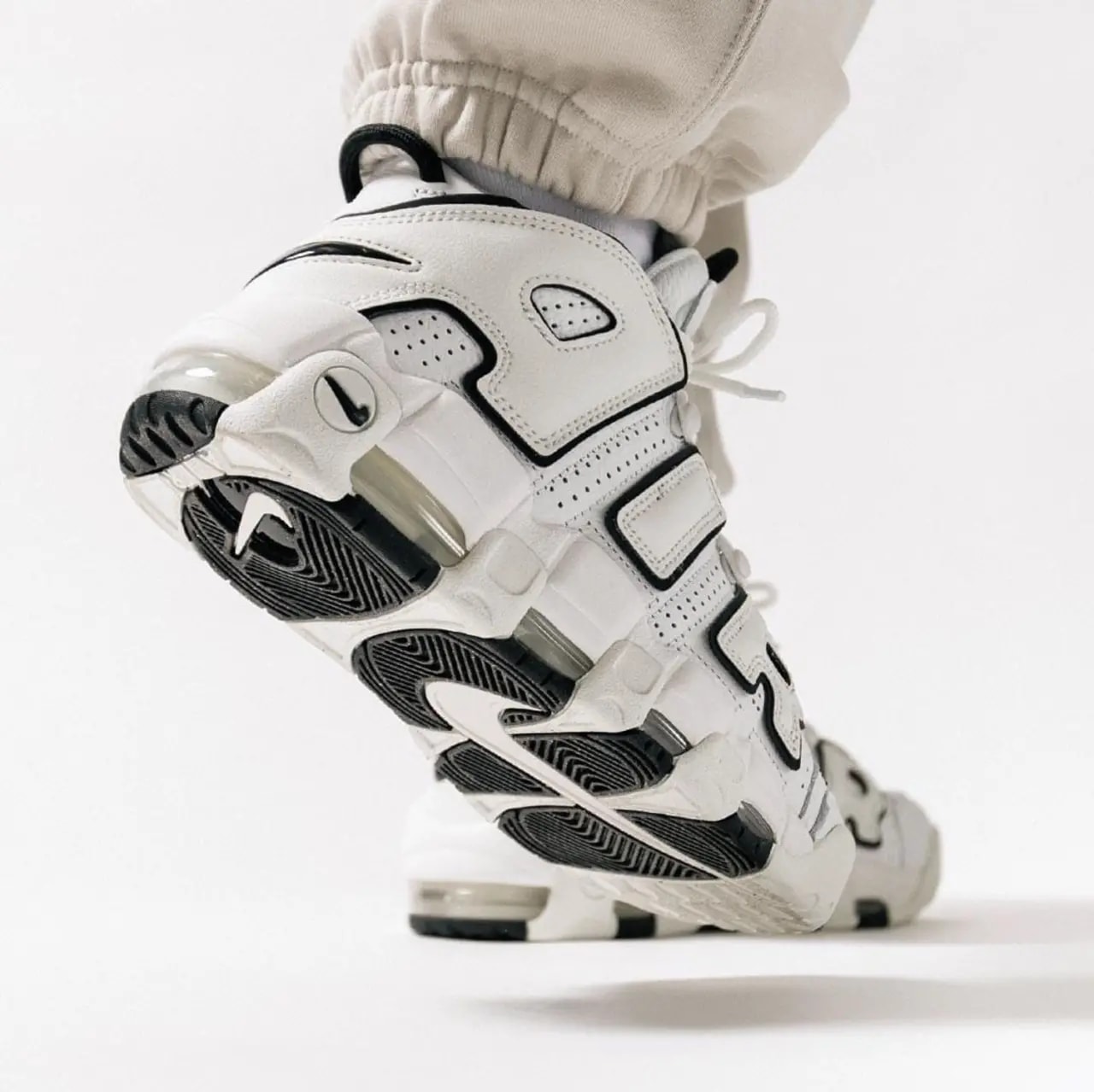 Giày Nike Air More Uptempo 'White Black' DO6718-100 — ảnh 3