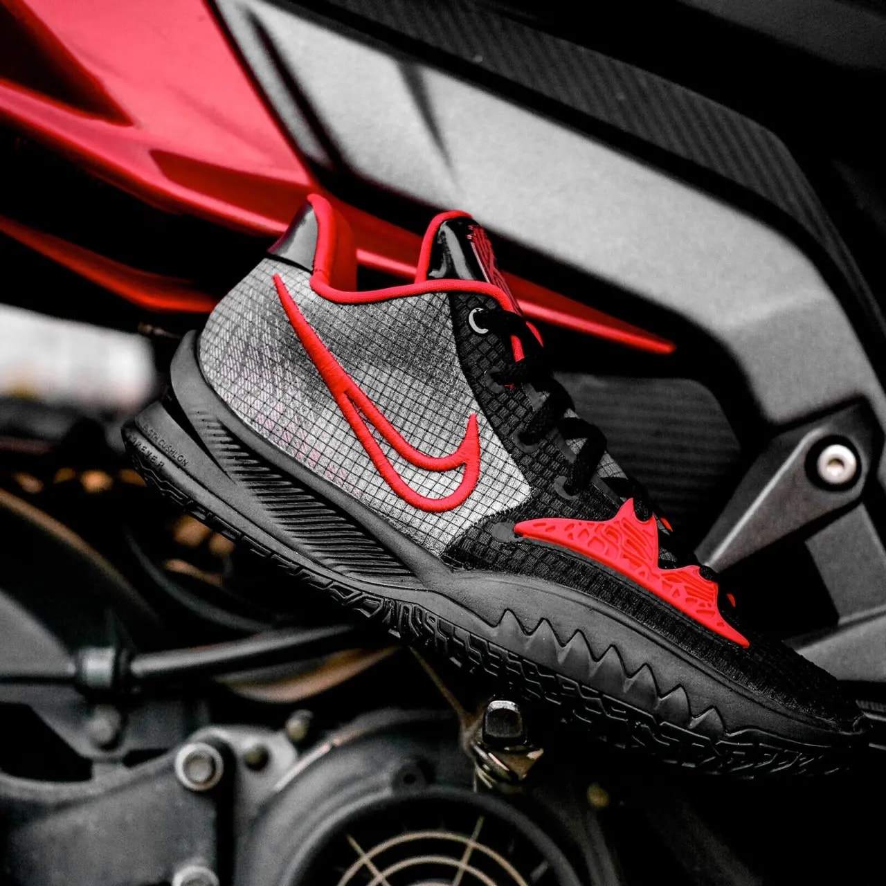 Giày Nike Kyrie Low 4 EP 'Black Red' CZ0105-006 — ảnh 2