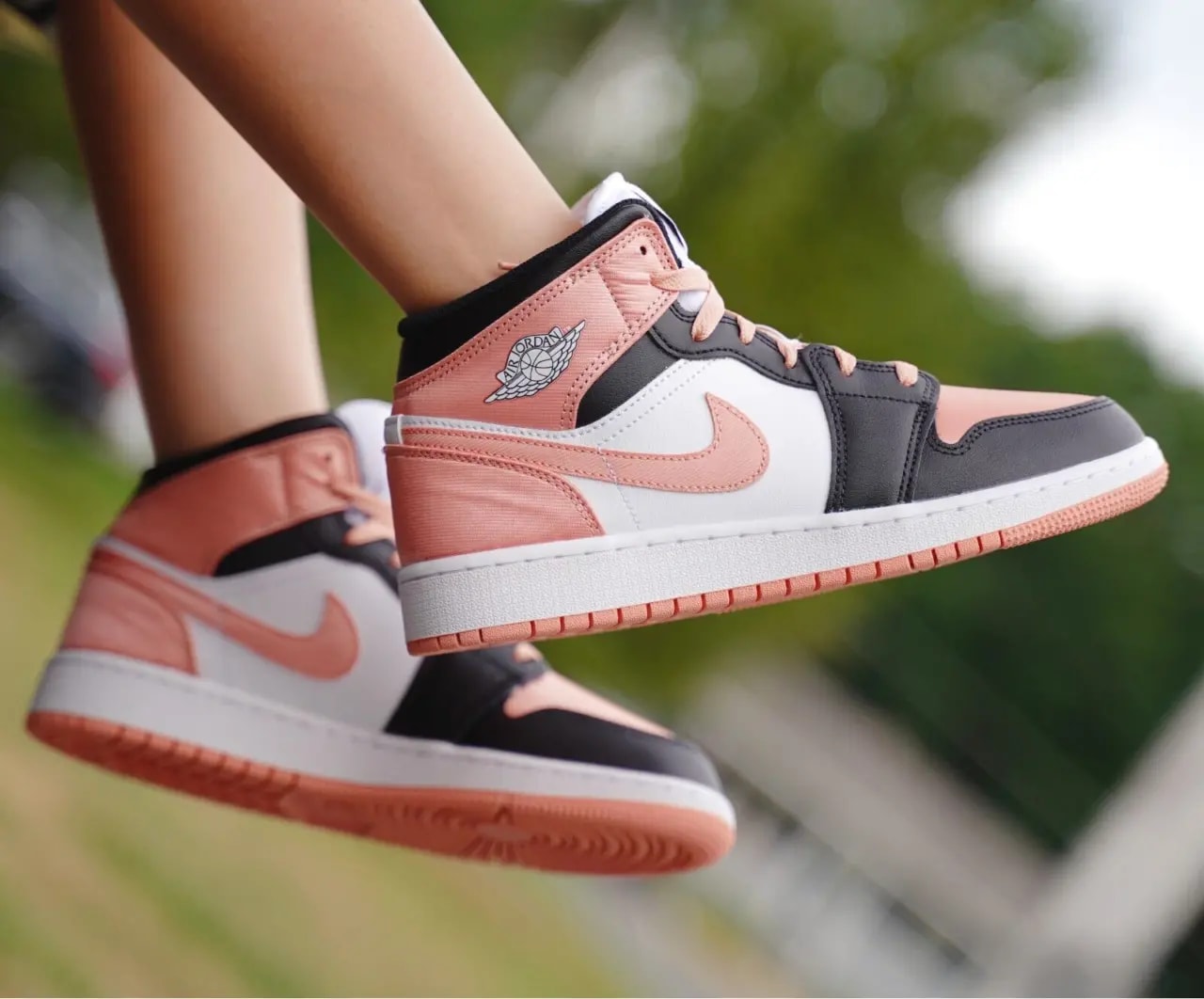 Giày Nike Air Jordan 1 Mid Light 'Madder Root' DM9077-108 — ảnh 3