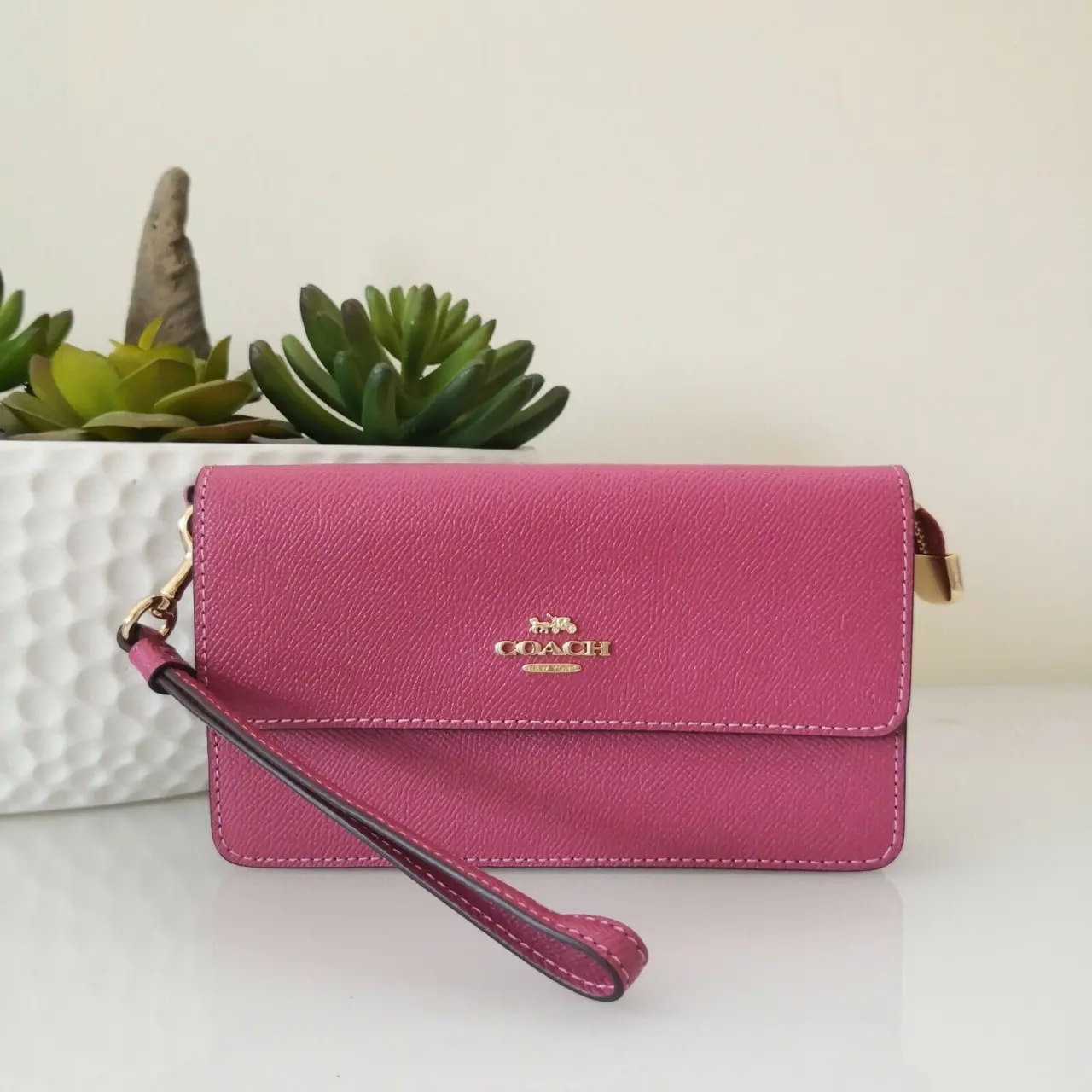Ví Coach Foldover Wristlet Rouge Gold 73793-R — ảnh 2