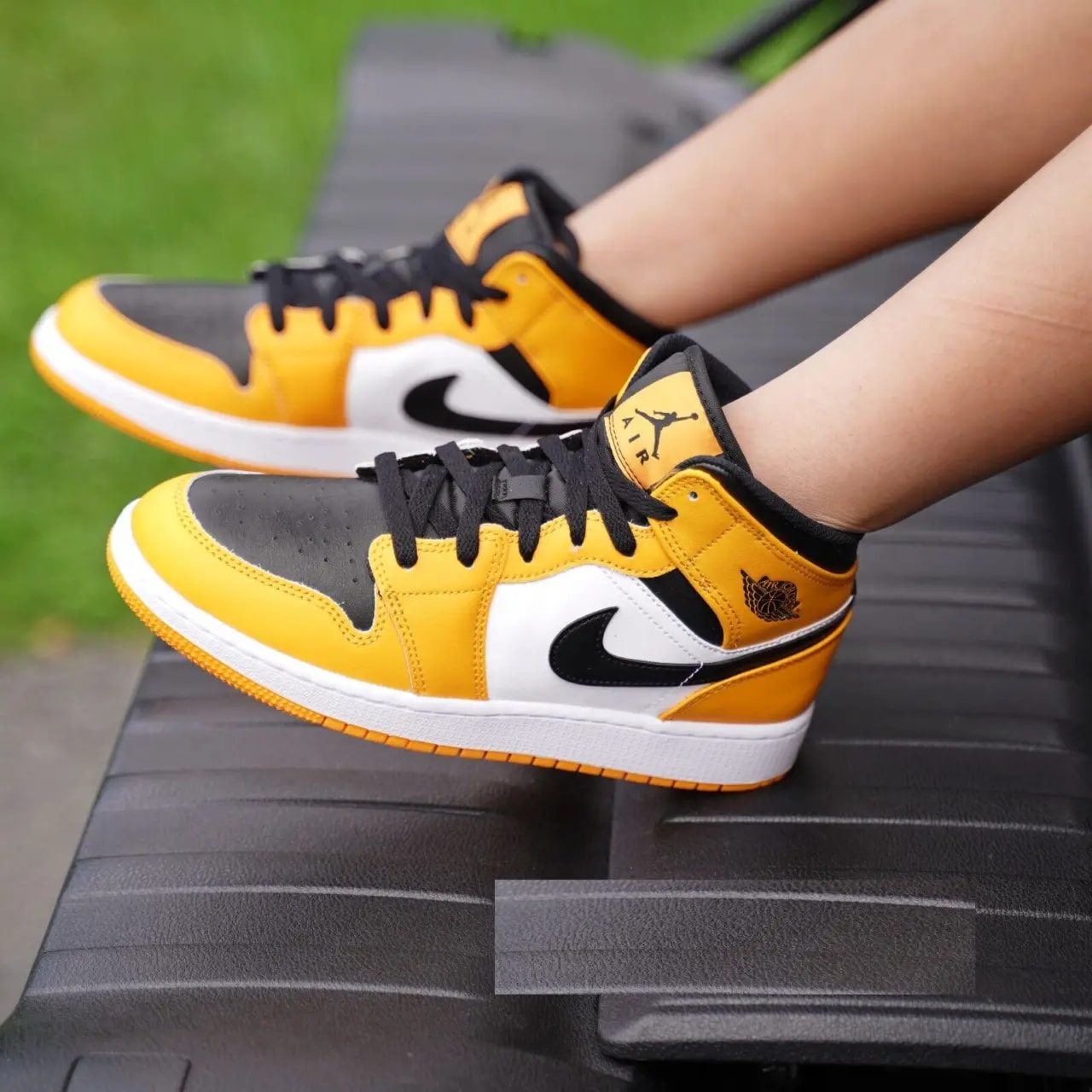 Giày Nike Air Jordan 1 Mid GS 'Taxi' 554725-701 — ảnh 4