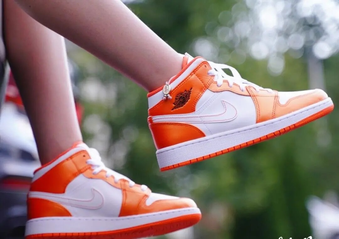 Giày Nike Air Jordan 1 Mid SE GS 'Electro Orange' DM4228-800 — ảnh 5