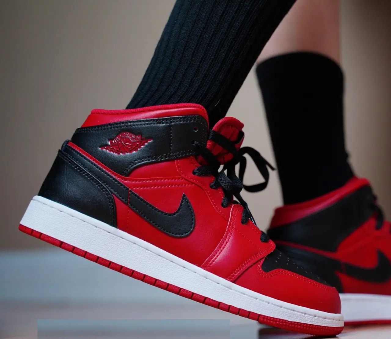 Giày Nike Air Jordan 1 Mid 'Reverse Bred' 554724-660 — ảnh 2