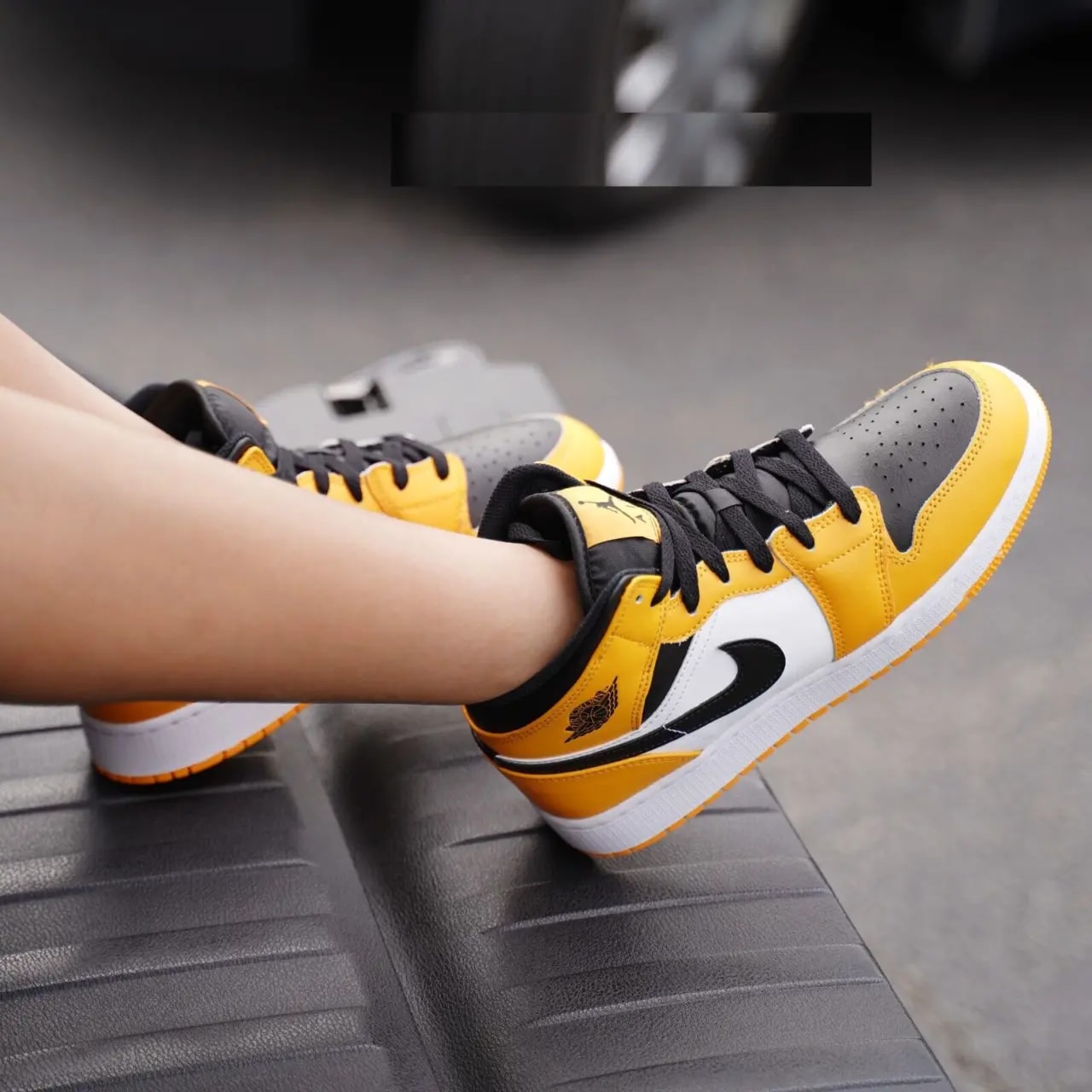 Giày Nike Air Jordan 1 Mid GS 'Taxi' 554725-701 — ảnh 2