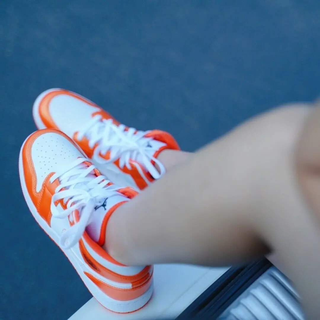 Giày Nike Air Jordan 1 Mid SE GS 'Electro Orange' DM4228-800 — ảnh 2
