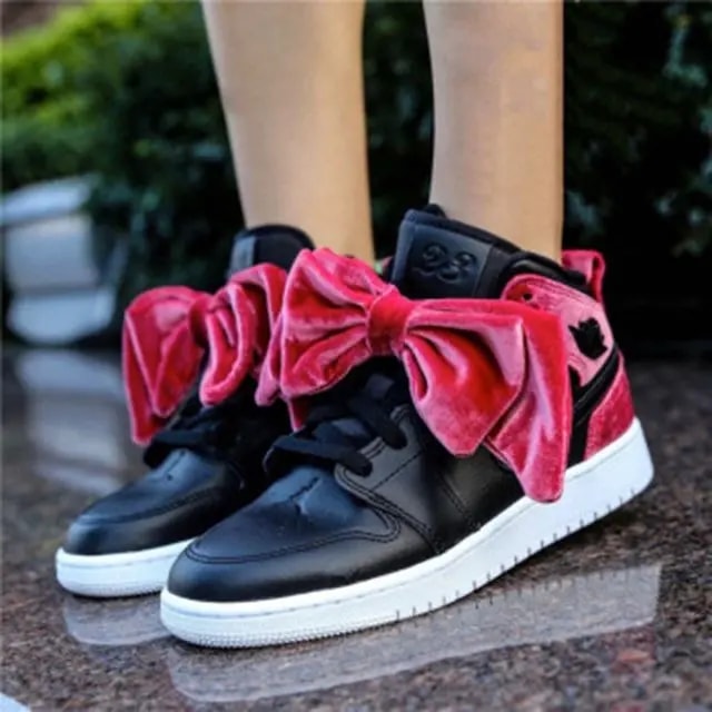 Giày Nike Air Jordan 1 Mid Bow XLD GS 'Noble Red' CK5678-006 — ảnh 2