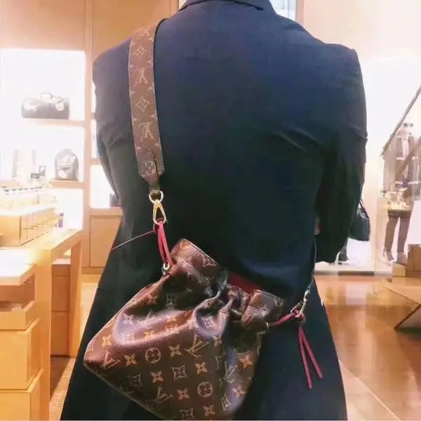 Túi Louis Vuitton Noé Pouch Monogram Canvas M43445 — ảnh 3