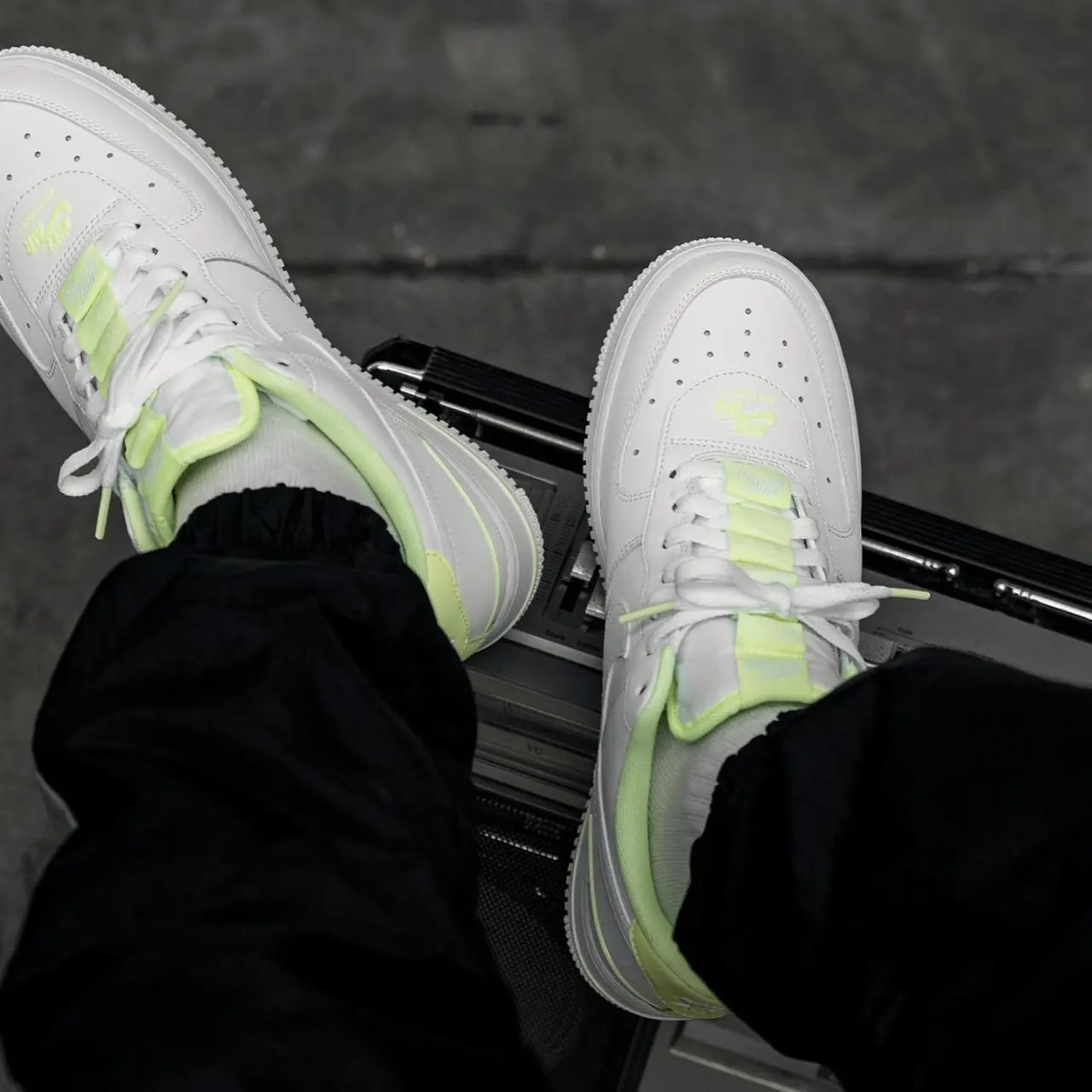 Giày Nike Air Force 1 '07 LV8 'Double Air Pack White Barely Volt' CJ1379-101 — ảnh 3
