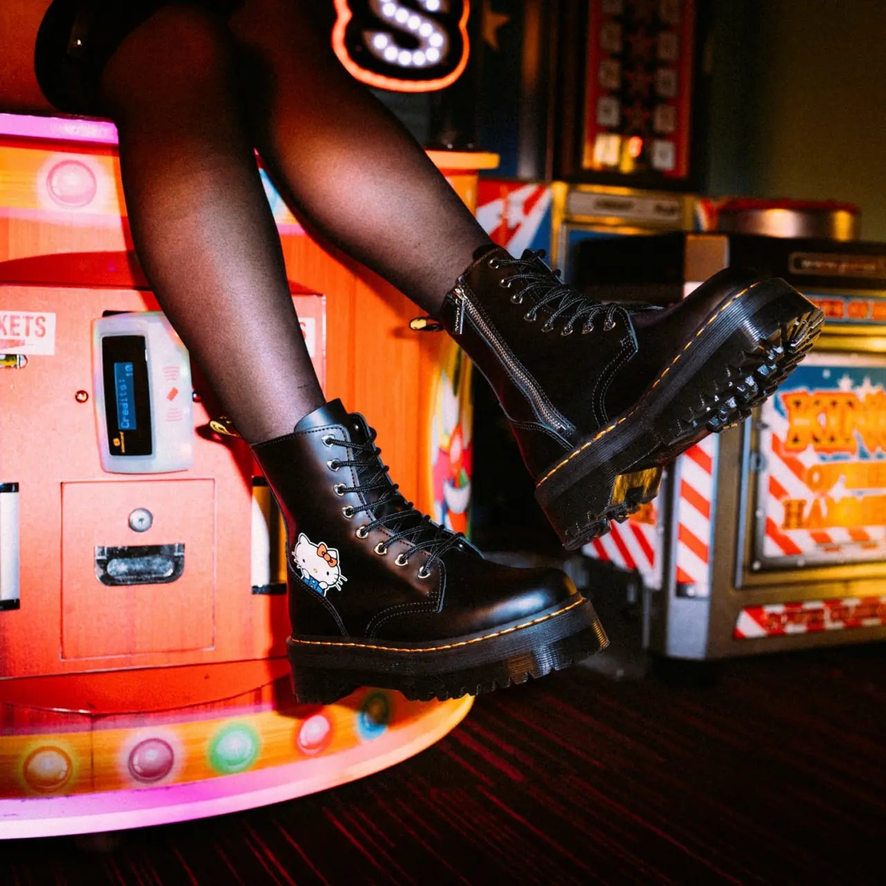 Giày Dr. Martens x Hello Kitty Jadon 25913001 — ảnh 4
