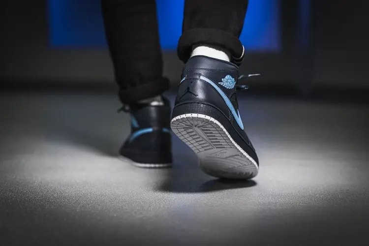 Giày Nike Air Jordan 1 Mid 'Obsidian University' 554724-405 — ảnh 2