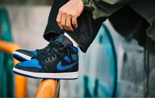 Giày Nike Air Jordan 1 Mid 'Black Hyper Royal' 554724-068 — ảnh 3