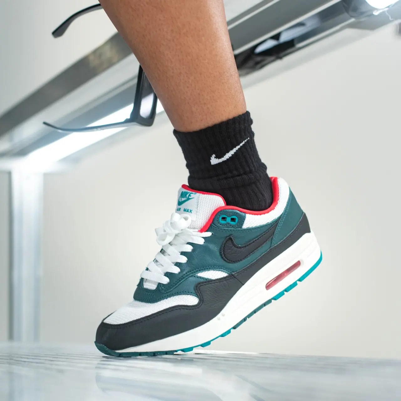 Giày Nike LeBron x Liverpool F.C. x Air Max 1 'Third Kit' FB8914-100 — ảnh 2