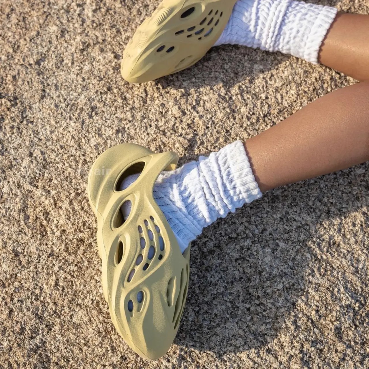 Dép Adidas Yeezy Foam RNNR Sulfur GV6775 — ảnh 2