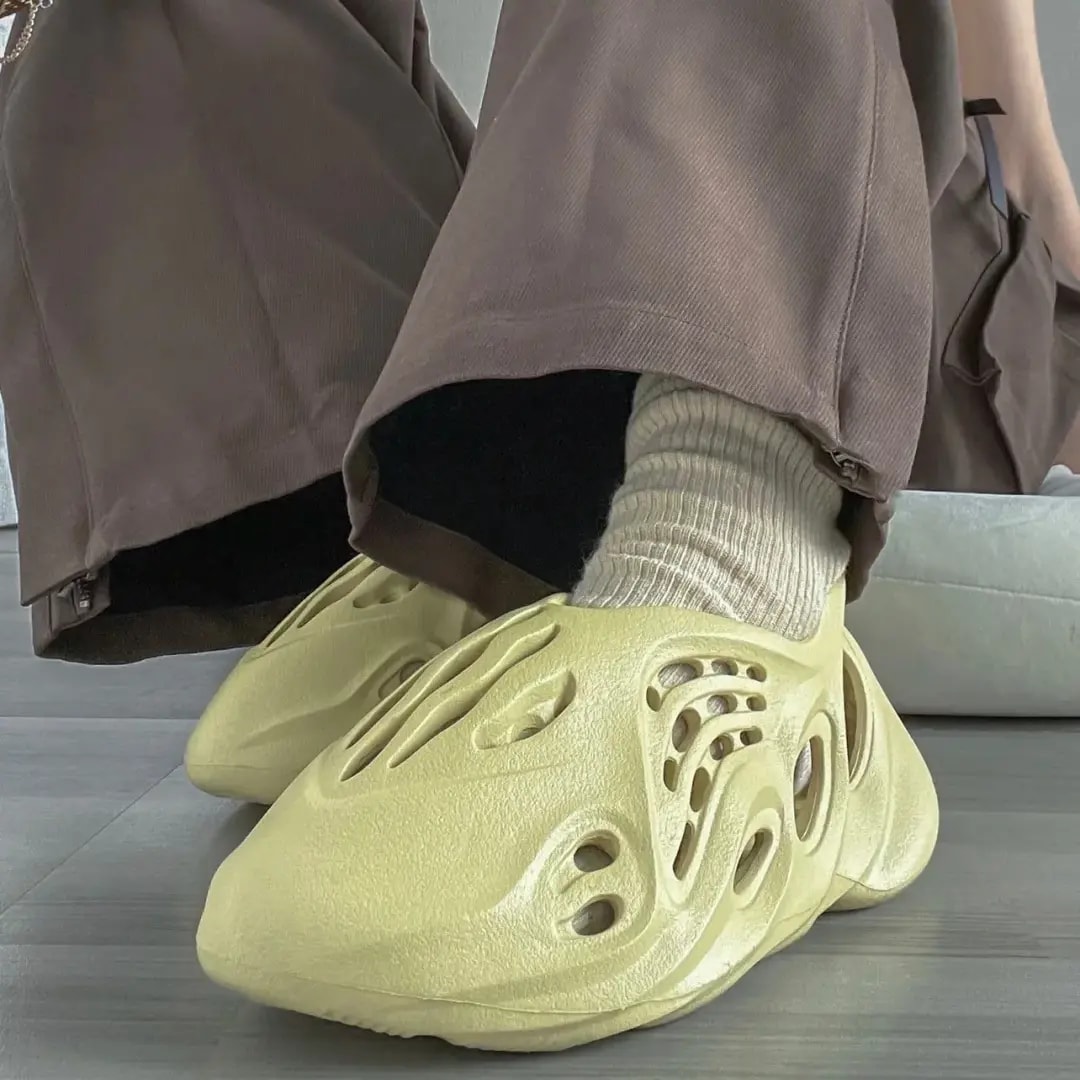 Dép Adidas Yeezy Foam RNNR Sulfur GV6775 — ảnh 3