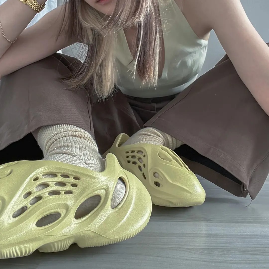 Dép Adidas Yeezy Foam RNNR Sulfur GV6775 — ảnh 4