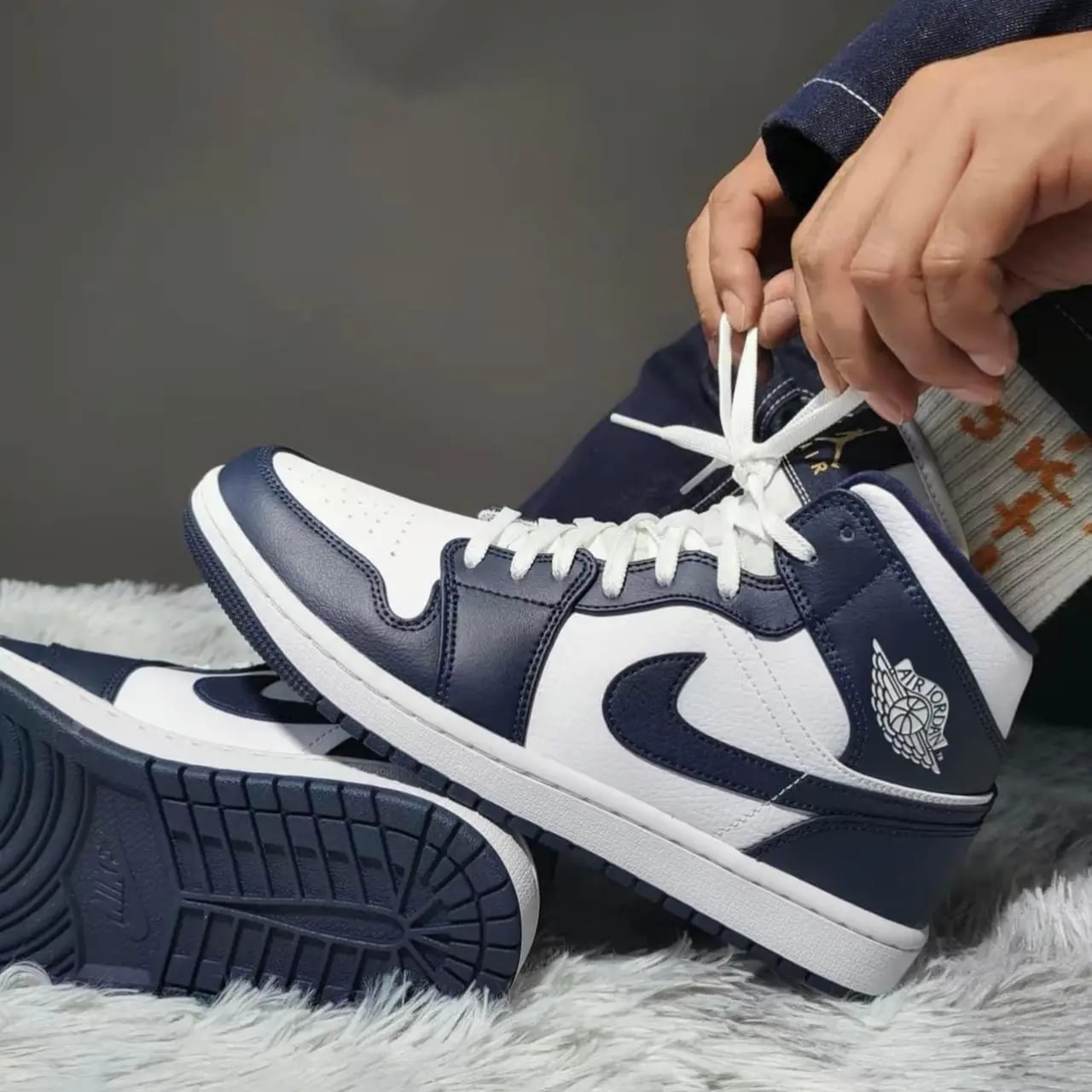 Giày Nike Air Jordan 1 Mid 'Obsidian' 554724-174 — ảnh 4