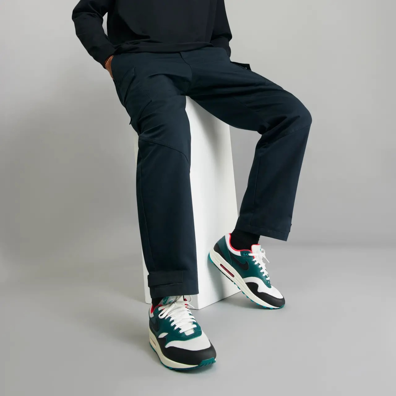 Giày Nike LeBron x Liverpool F.C. x Air Max 1 'Third Kit' FB8914-100 — ảnh 3