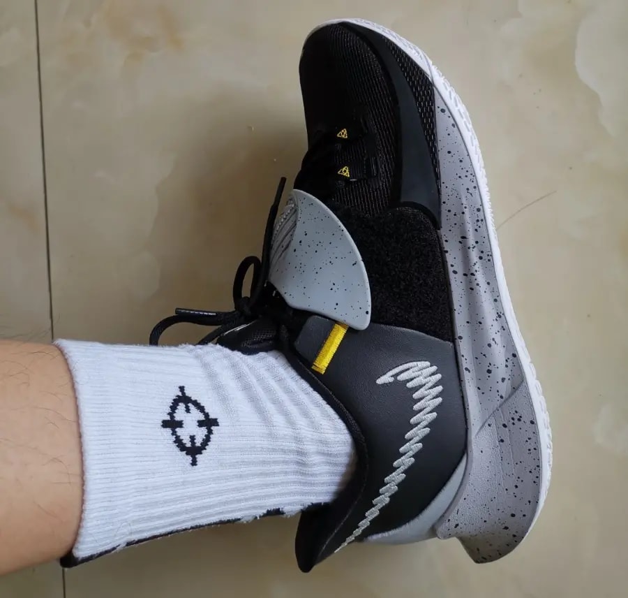 Giày Nike Kyrie Low 3 Team 'Black Wolf Grey' CW6228-004 — ảnh 2