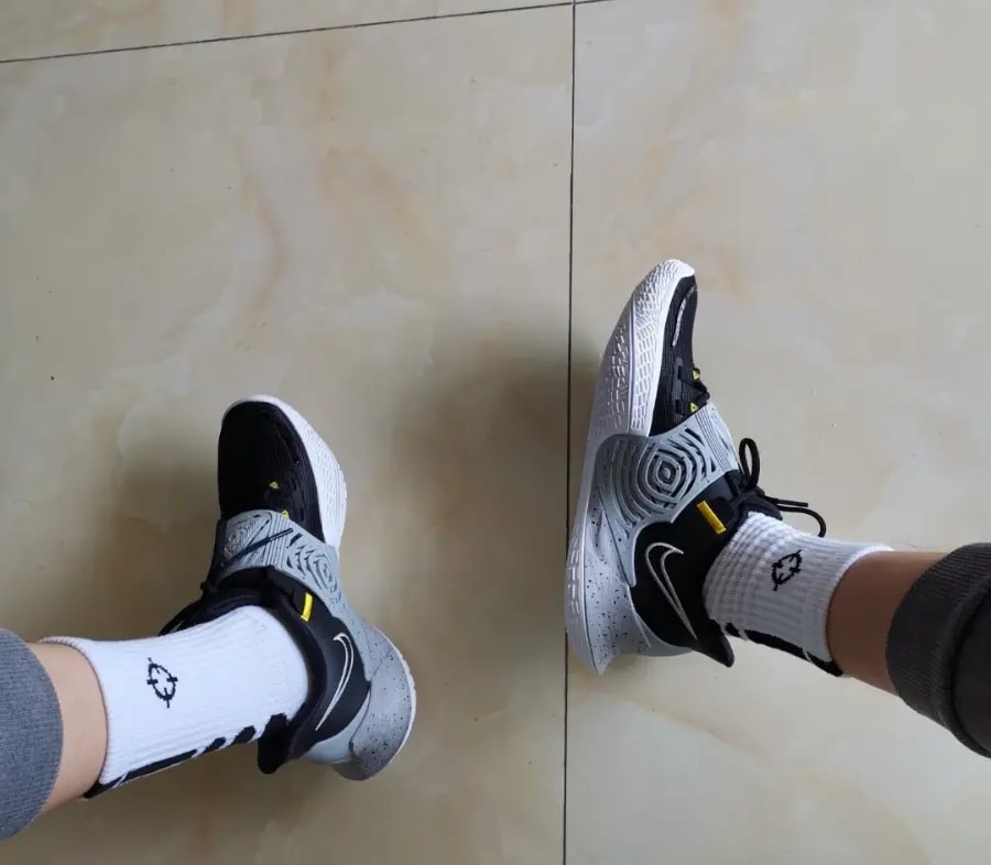Giày Nike Kyrie Low 3 Team 'Black Wolf Grey' CW6228-004 — ảnh 3