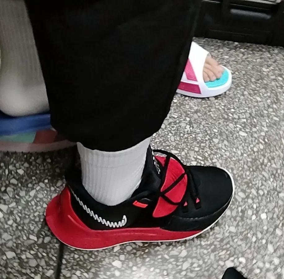Giày Kyrie Low 3 Team 'Black University Red' CW6228-001 — ảnh 2