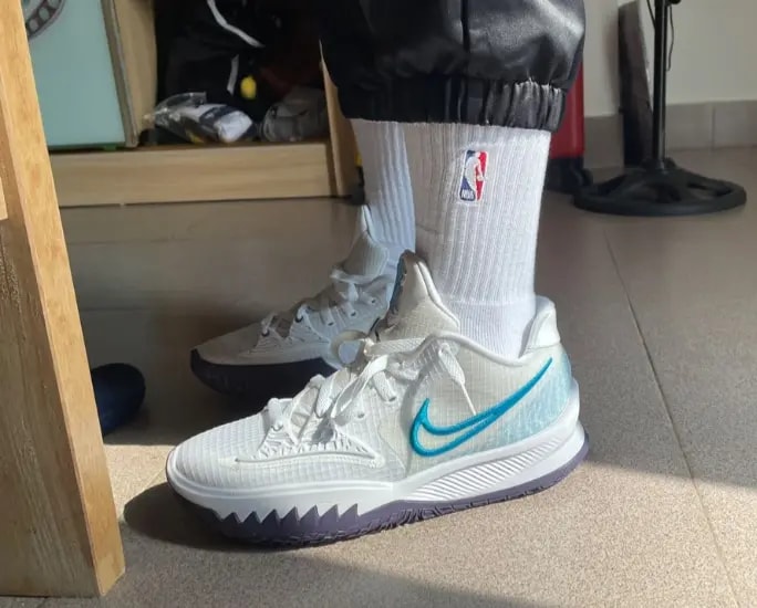 Giày Nike Kyrie 4 Low White Laser Blue CZ0105-100 — ảnh 2