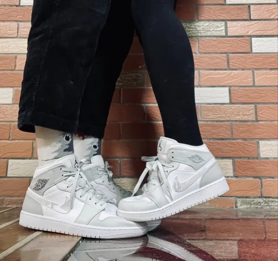 Giày Nike Air Jordan 1 Mid SE GS 'Swoosh Logo Grey Camo' DD3235-100 — ảnh 2