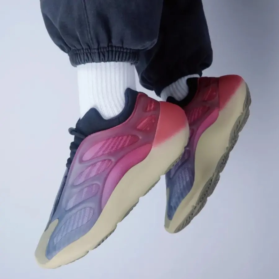 Giày Adidas Yeezy 700 V3 'Fade Carbon' GW1814 — ảnh 2