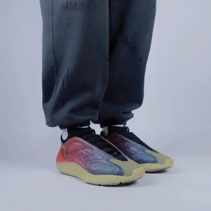 Giày Adidas Yeezy 700 V3 'Fade Carbon' GW1814 — ảnh 3
