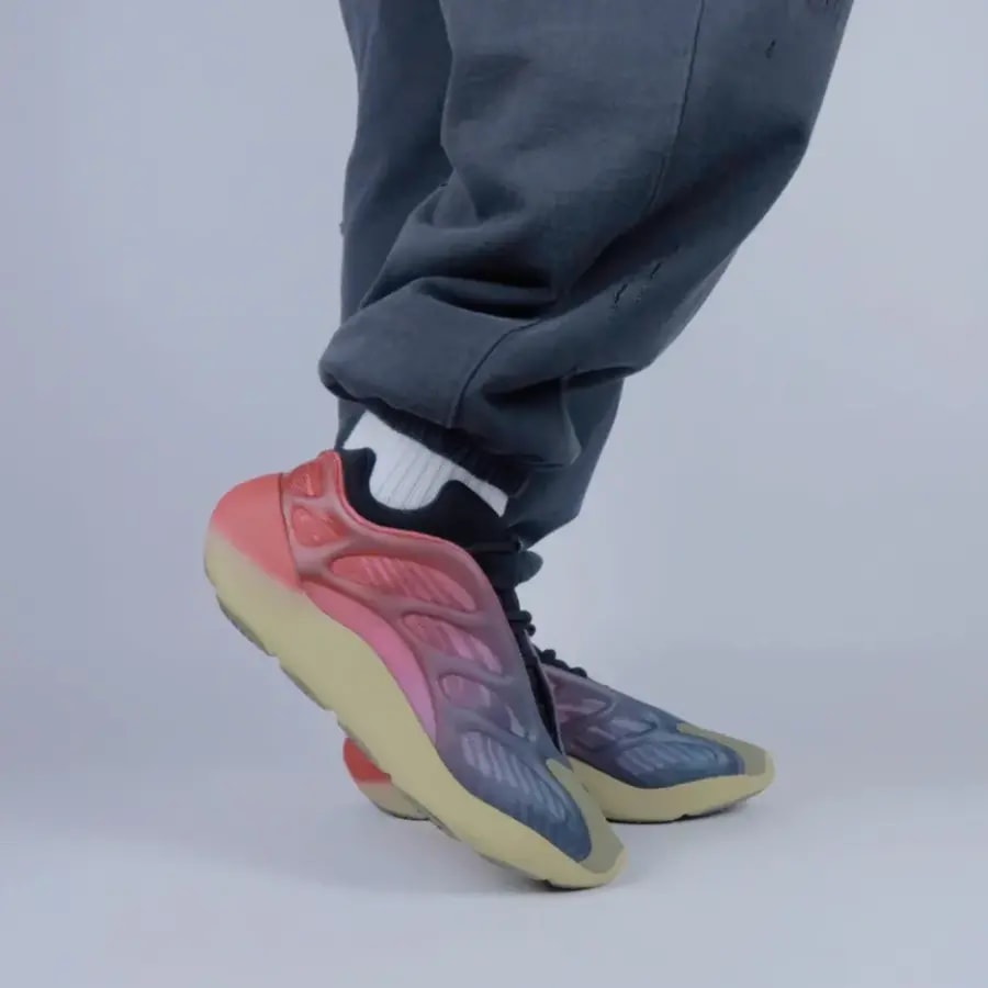 Giày Adidas Yeezy 700 V3 'Fade Carbon' GW1814 — ảnh 5