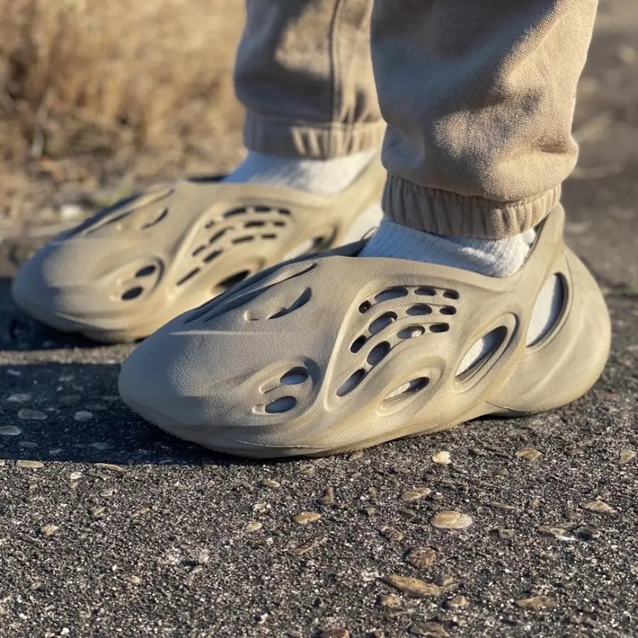 Dép Adidas Yeezy Foam Runner 'Stone Sage' GX4472 — ảnh 3