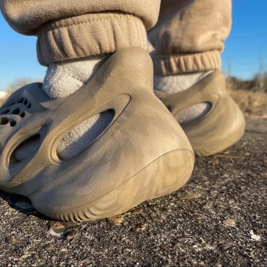 Dép Adidas Yeezy Foam Runner 'Stone Sage' GX4472 — ảnh 4