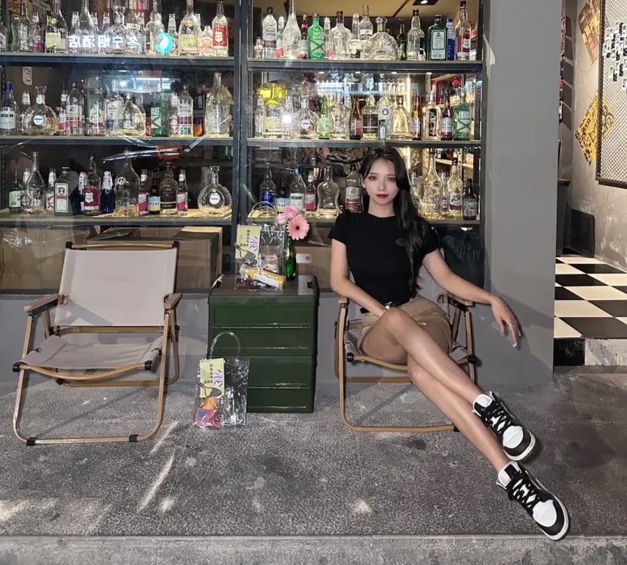 Giày Nike Air Jordan 1 Mid Wmns 'Hologram' DR9495-001 — ảnh 4