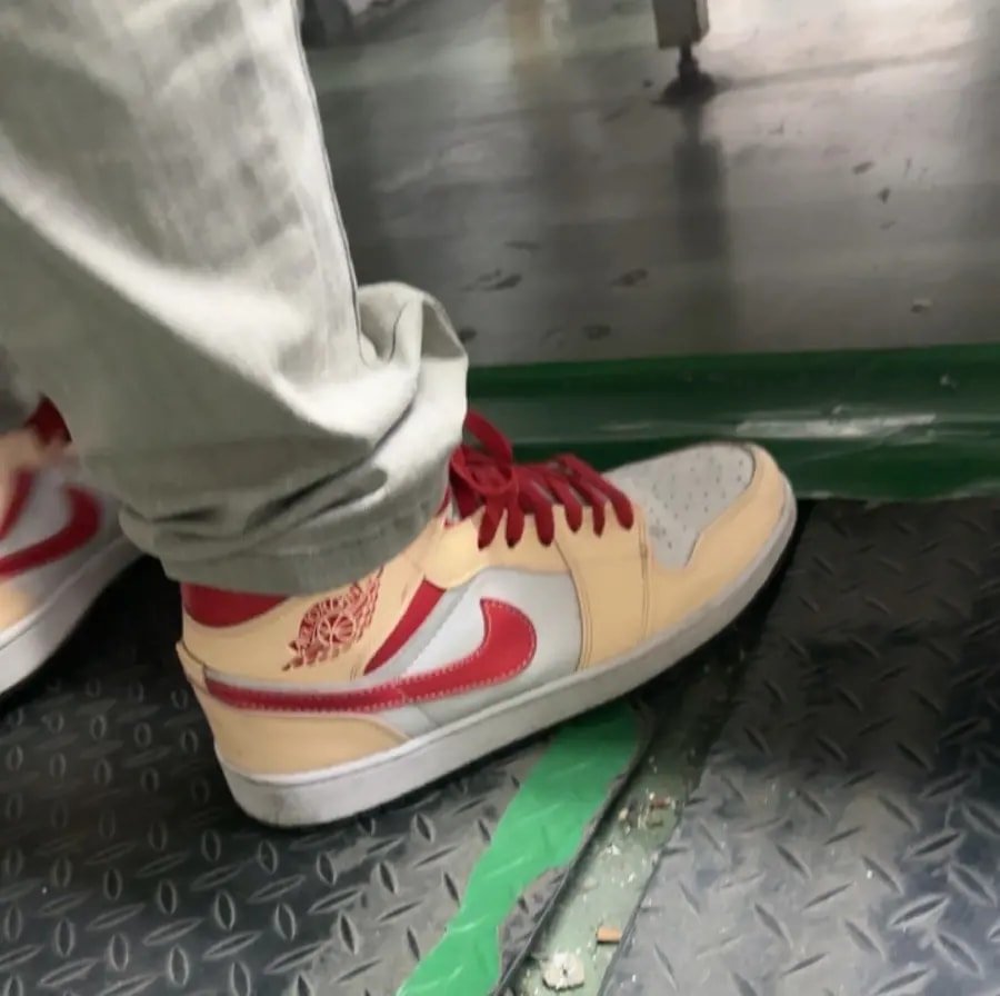Giày Nike Air Jordan 1 Mid 'Beige White Red' 554724-201 — ảnh 2