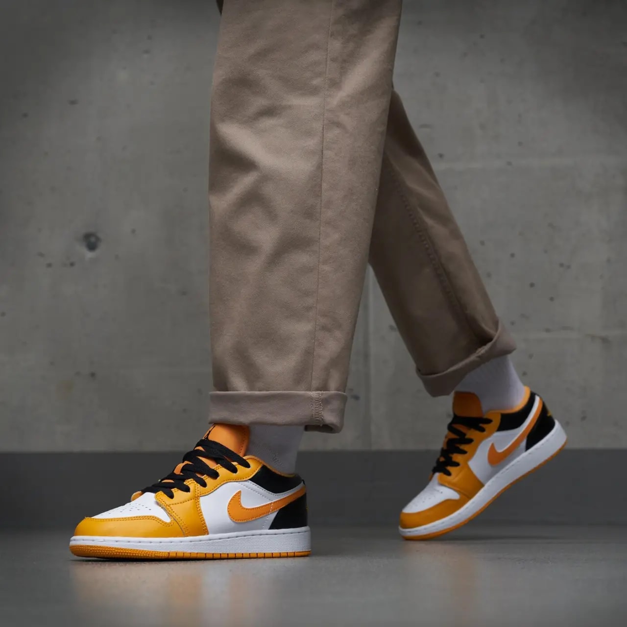 Giày Nike Air Jordan 1 Low 'Taxi' 553560-701 — ảnh 2