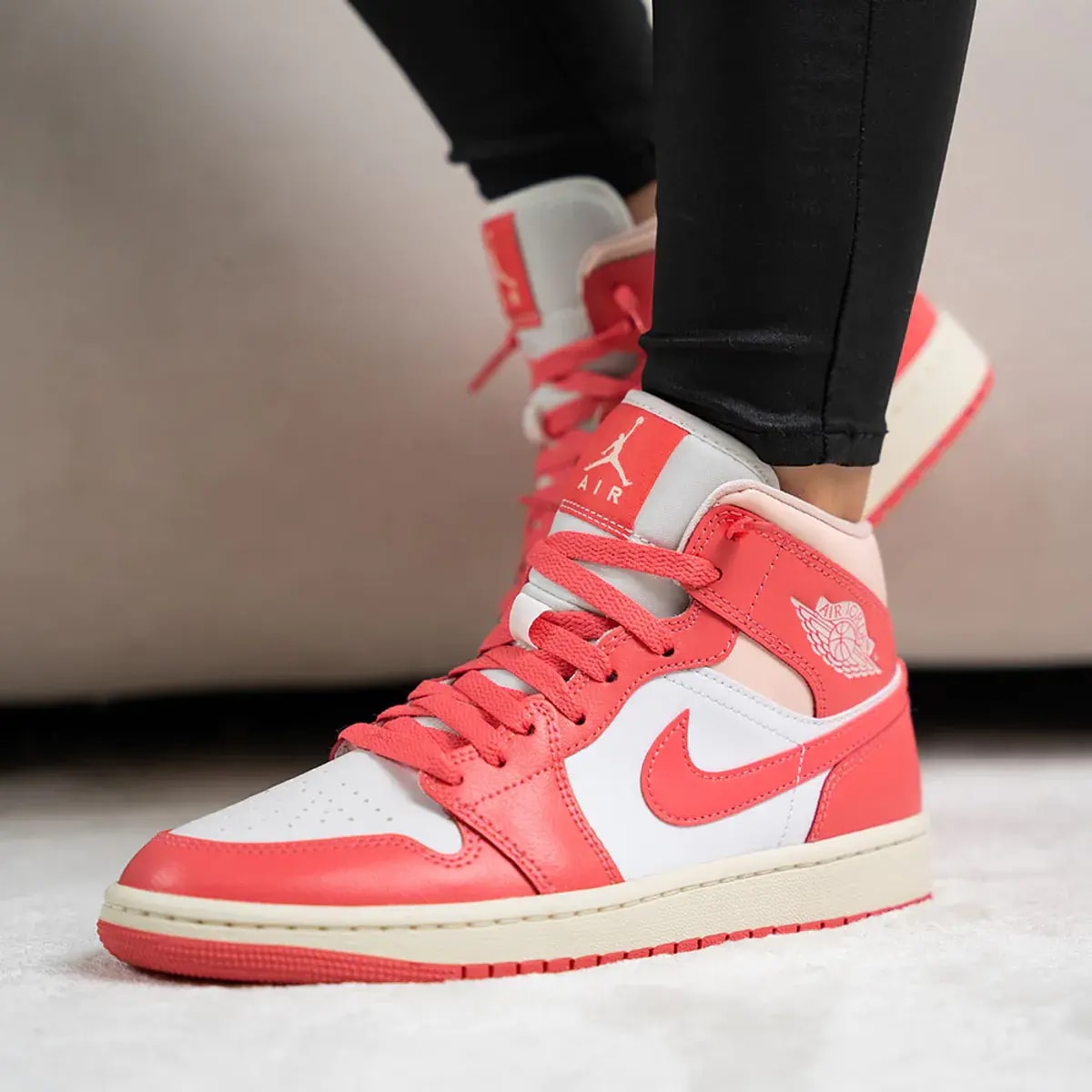 Giày Nike Air Jordan 1 Mid 'Strawberries And Cream' BQ6472-186 — ảnh 3