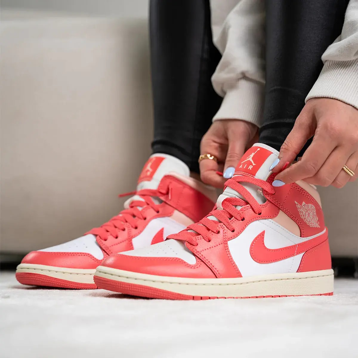 Giày Nike Air Jordan 1 Mid 'Strawberries And Cream' BQ6472-186 — ảnh 2