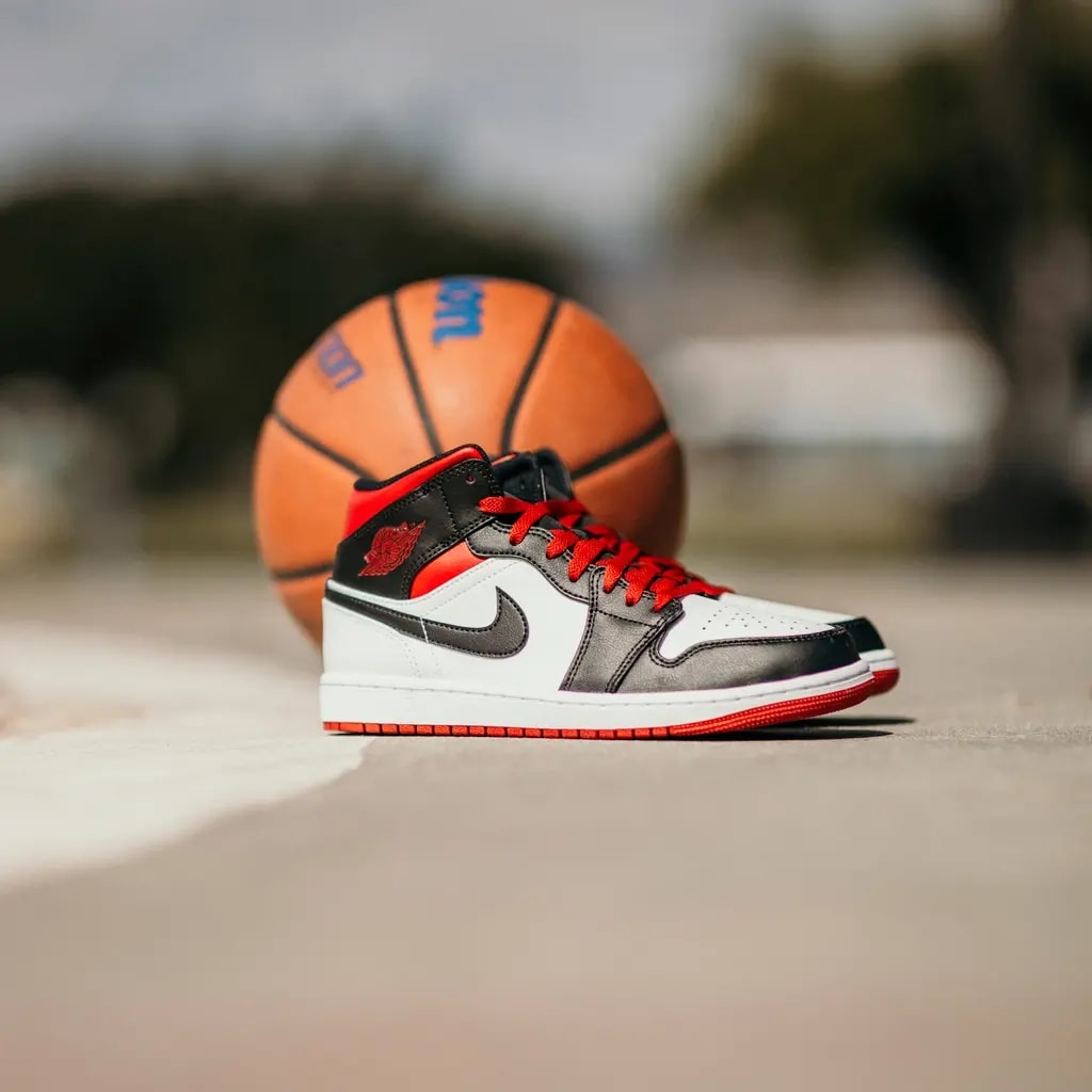 Giày Nike Air Jordan 1 Mid 'Alternate Bred' DQ8426-106 — ảnh 2