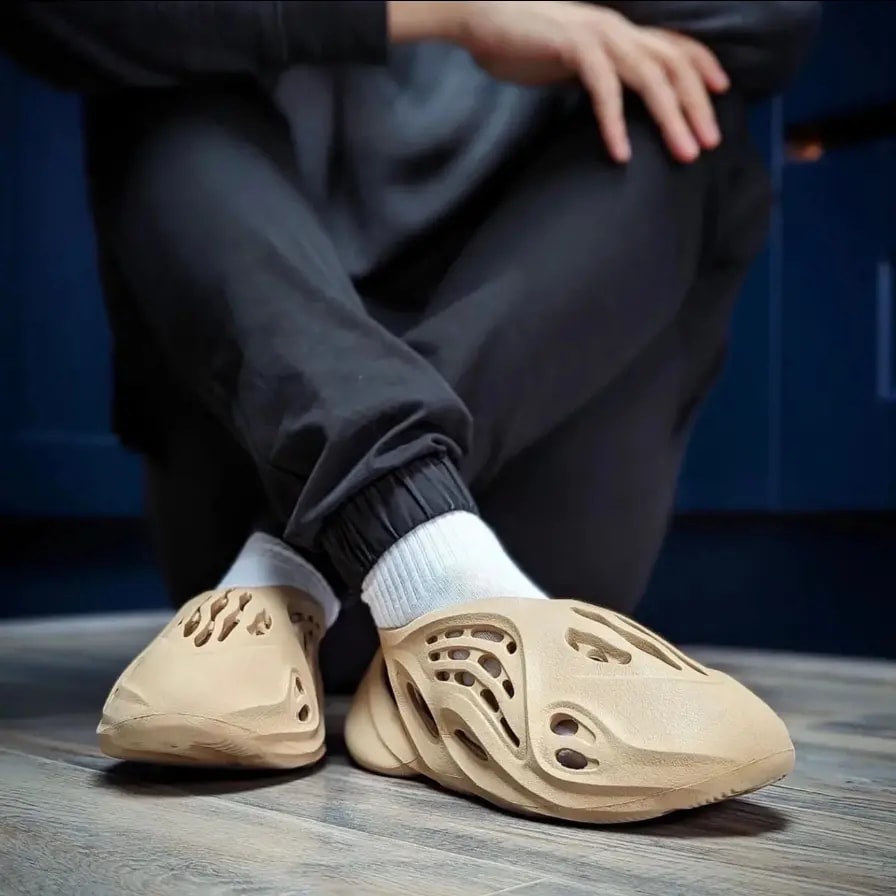 Dép Adidas Yeezy Foam RNR 'Clay Taupe' GV6842 — ảnh 2