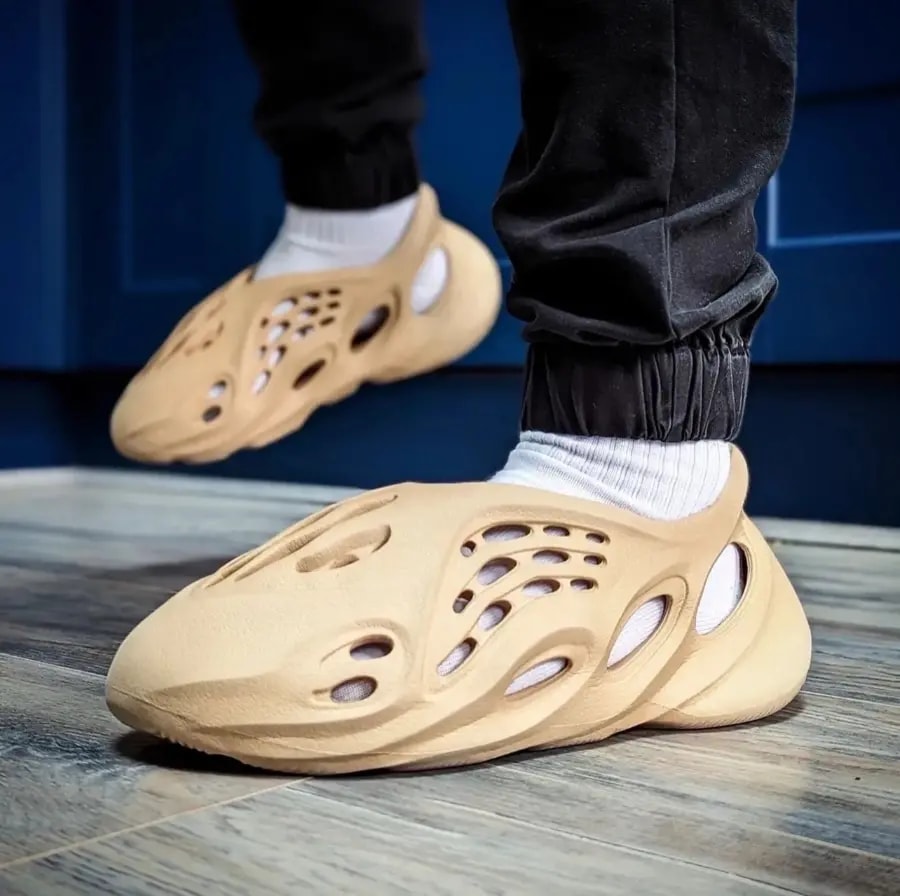 Dép Adidas Yeezy Foam RNR 'Clay Taupe' GV6842 — ảnh 4