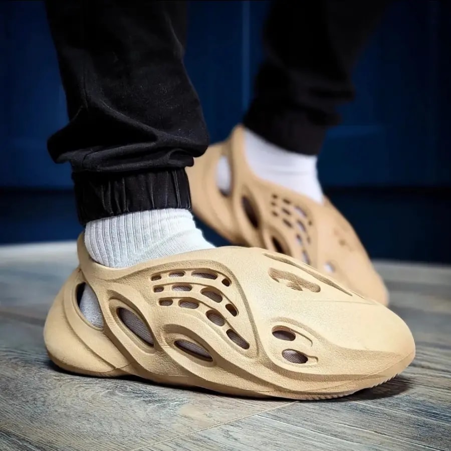 Dép Adidas Yeezy Foam RNR 'Clay Taupe' GV6842 — ảnh 3