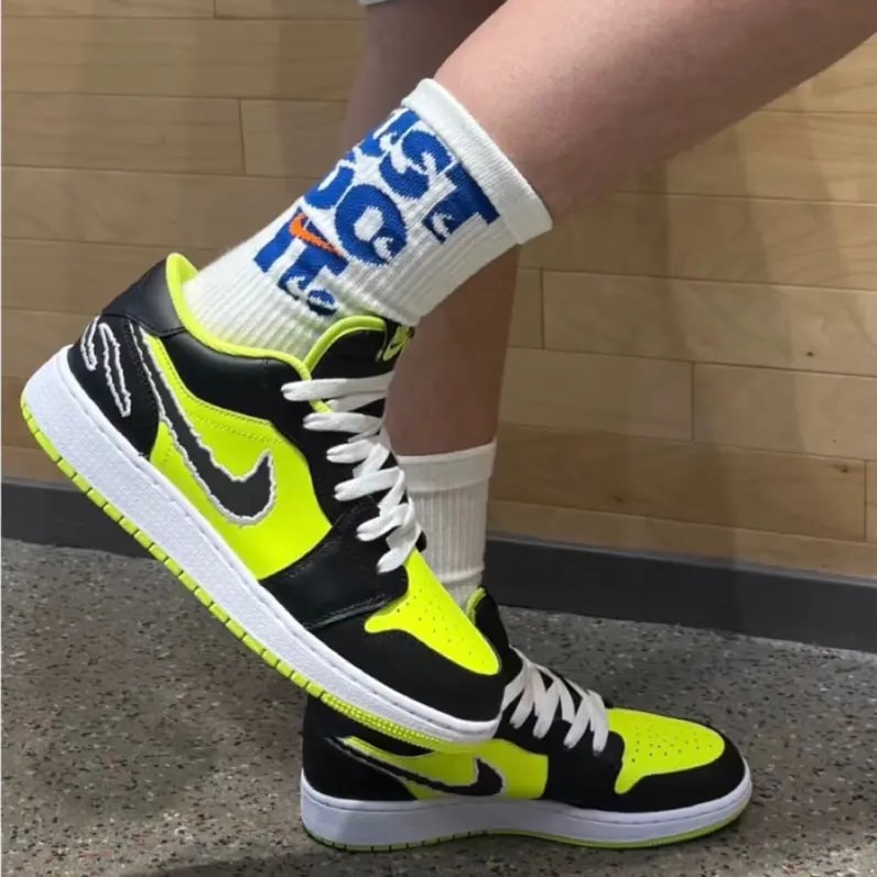 Giày Nike Air Jordan 1 Low SE 'Black Cat Volt' DX6666-701 — ảnh 2
