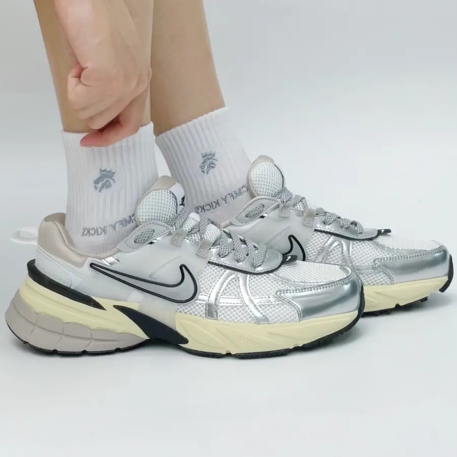 Giày Nike V2K Run 'Summit White Metallic Silver' FD0736-100 — ảnh 4