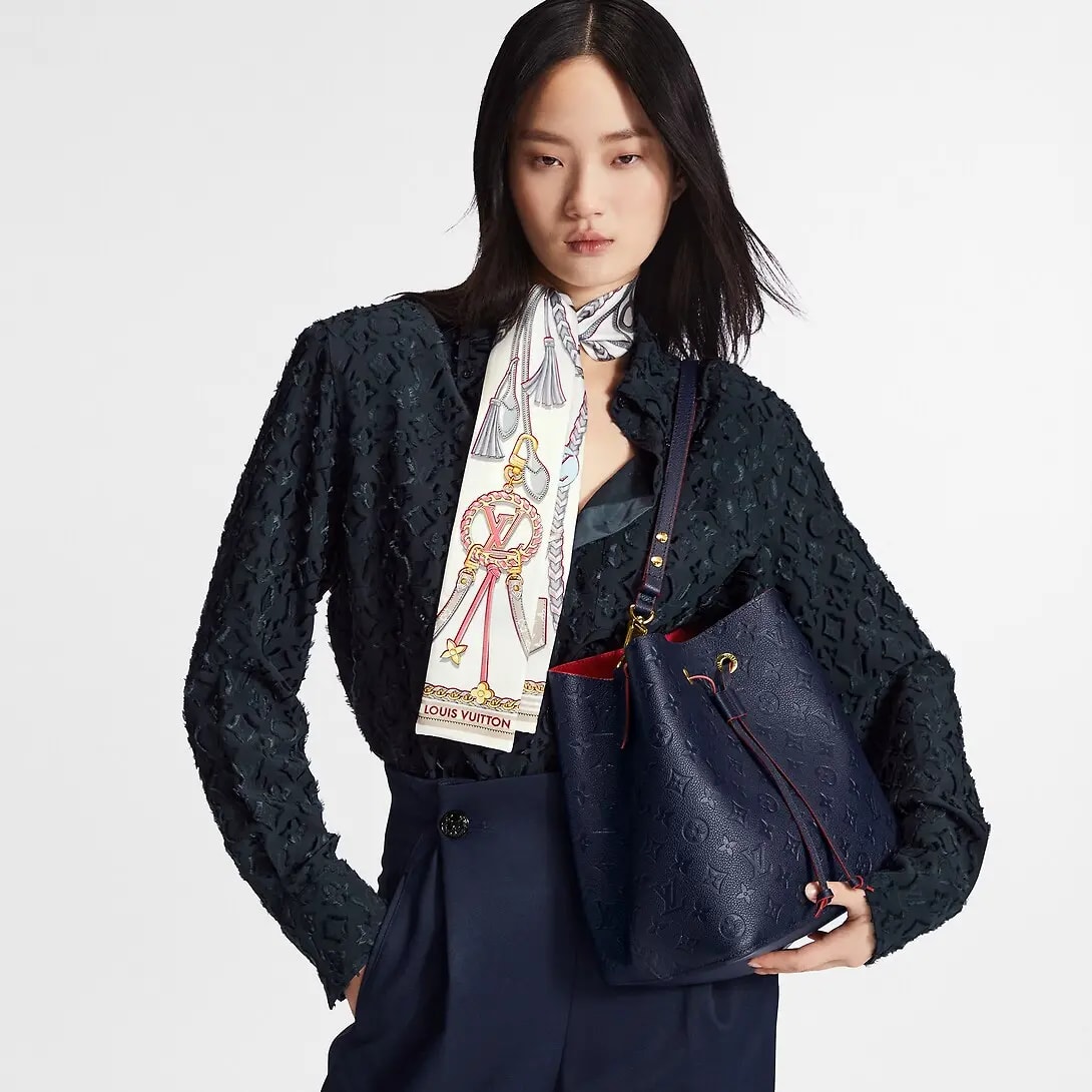 Túi Louis Vuitton Neonoe MM Monogram Empreinte 'Navy Blue Red' M45306 — ảnh 2