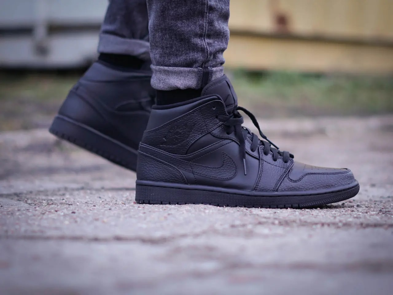 Giày Nike Air Jordan 1 Mid 'Triple Black' 554724-091 — ảnh 4